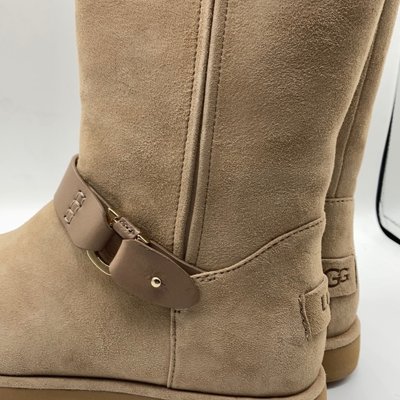 UGG Classic Berge Short Sheepskin Waterproof Boot - Picture 4 of 8